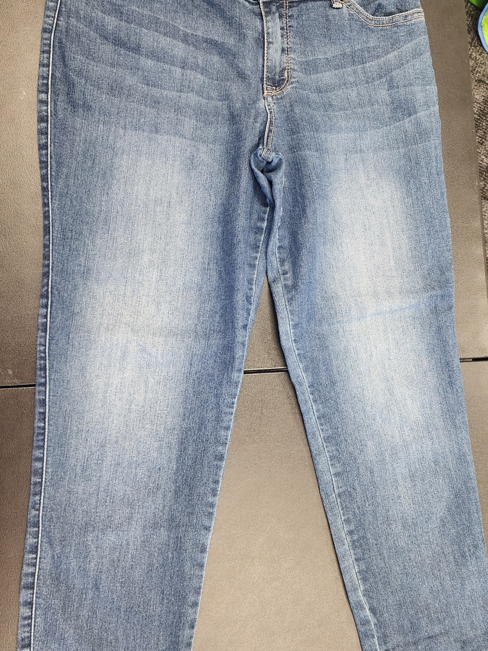Classic Light Blue Women's Jeans - Comfortable Everyday Fit Sz 10